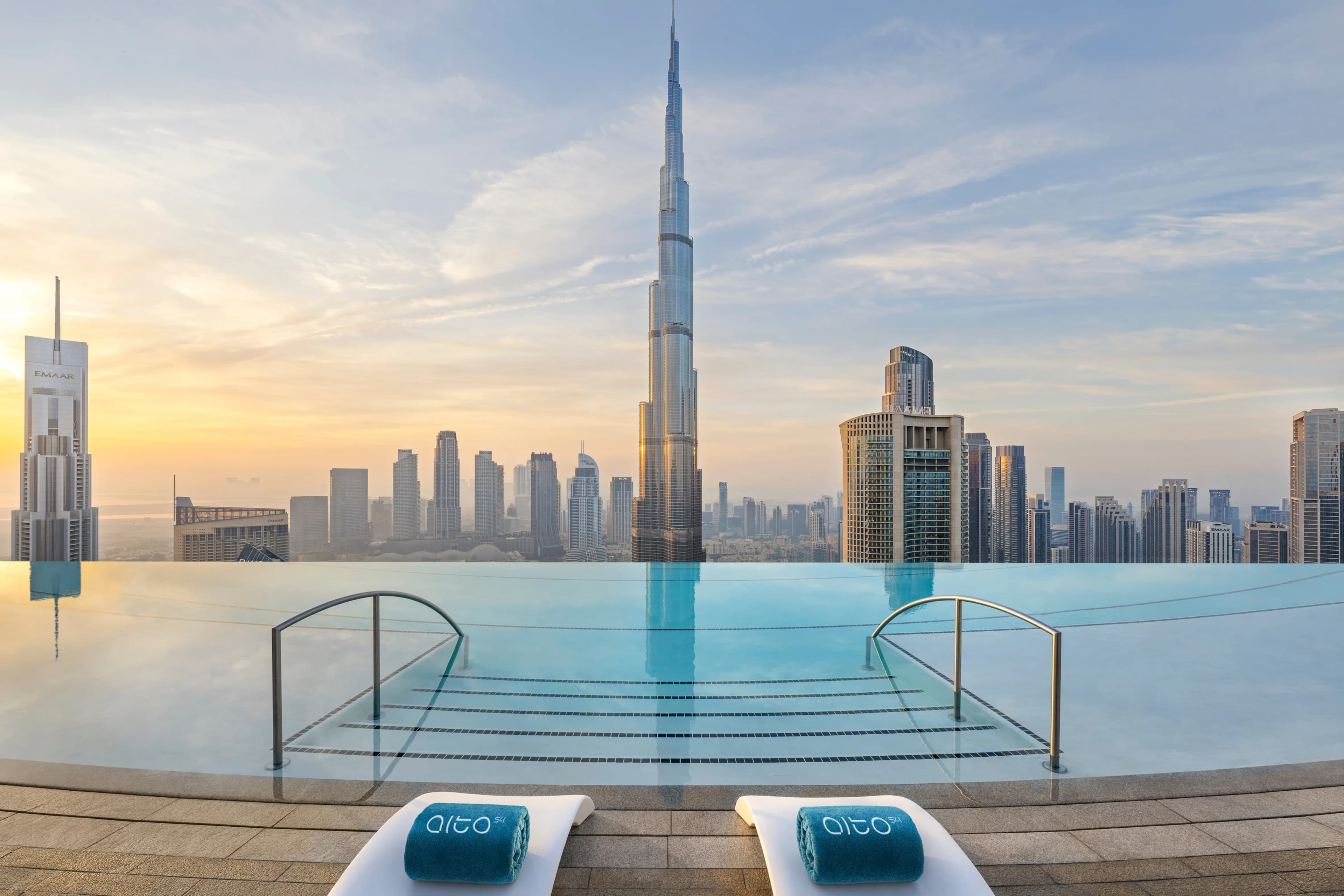 Infinity-Pool mit Burj-Khalifa-Skyline